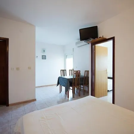 Apartment In With Sea View, Balcony, Air Conditioning, Wi-fi