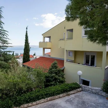 Apartment In With Sea View, Balcony, Air Conditioning, Wi-fi